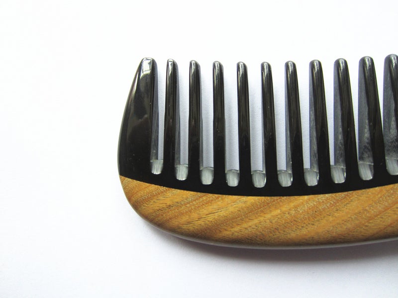 Myhsmooth Gb-yb-mt Wide Tooth Handmade No Static Black Buffalo Horn Comb with Green Sandalwood Handle (Rounded) - Image 3